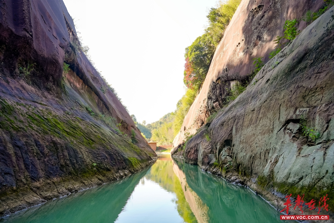 碧水丹霞藏古韻 翠江凝翠迎霞客