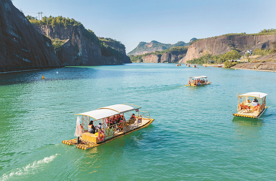 樂乘竹筏游翠江