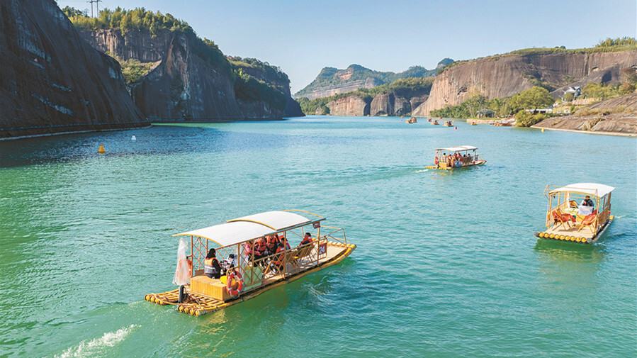 乐乘竹筏游翠江