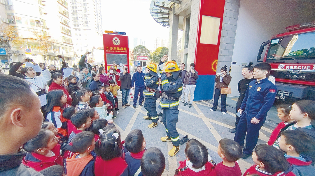 萌娃探访消防站