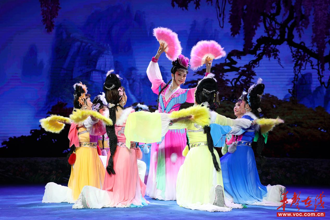 高雅艺术进校园 戏韵飘香润青春 《刘海戏金蟾》亮相湖南涉外经济学院