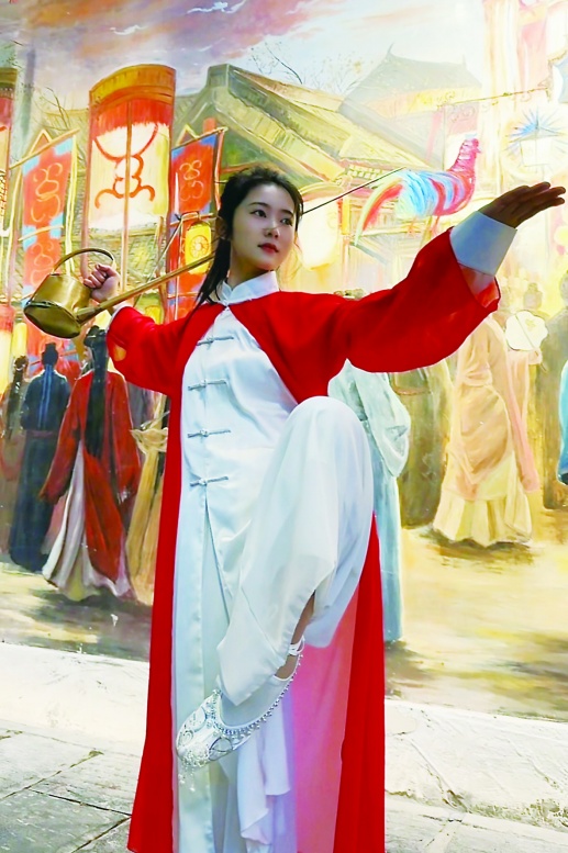 “00后”幼师跨界，茶馆里当“变脸姑娘”