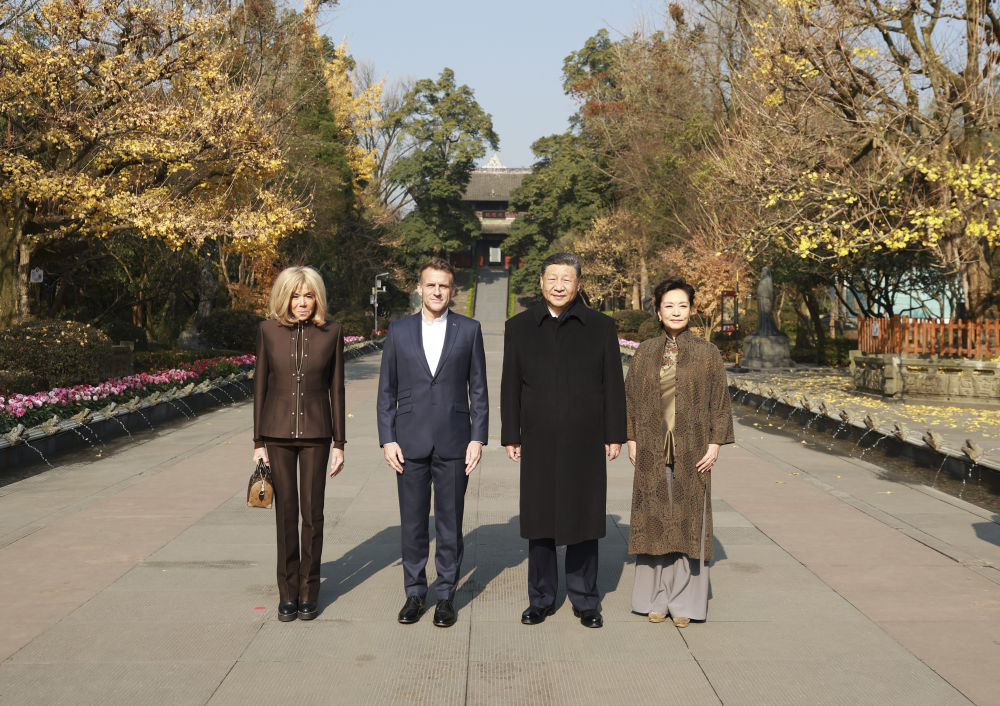 習近平同法國總統(tǒng)馬克龍在成都進行友好交流