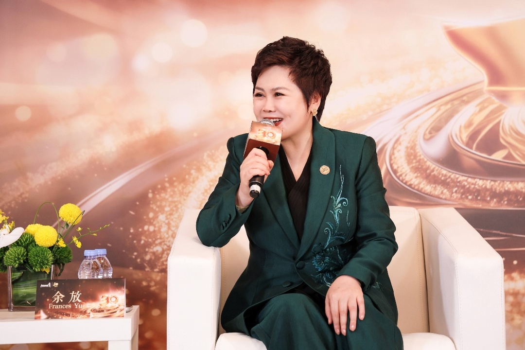 穿着黑色衣服的人在打电话

AI 生成的内容可能不正确。