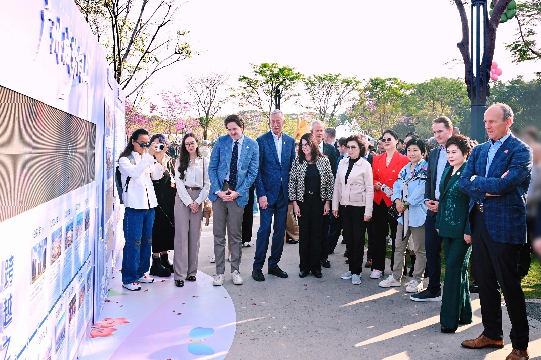 一群人站在街道上

AI 生成的内容可能不正确。