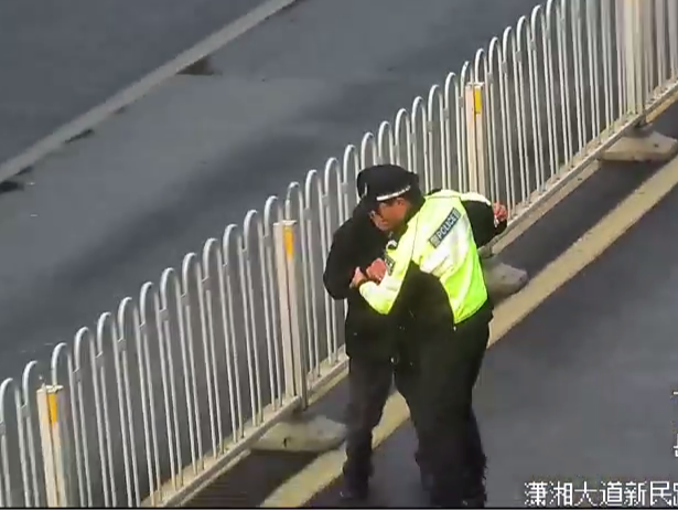 长沙街头，96岁老人扑进交警怀里