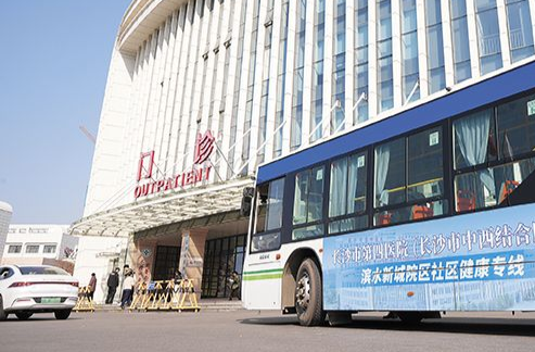 公交开进医院，下车就进门诊