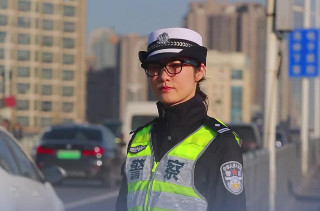 AI眼镜上岗！识脸、识车牌还能实时翻译