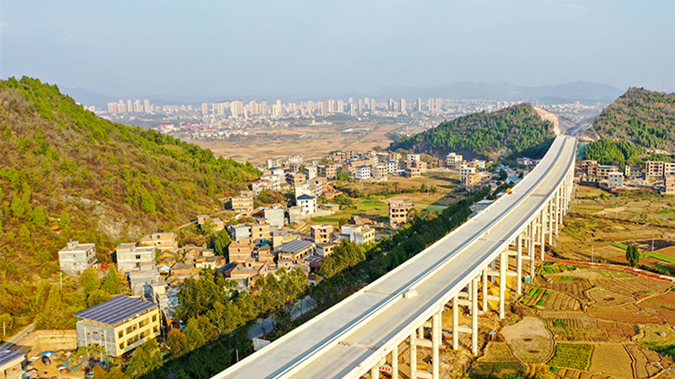 桂新高速主线全幅贯通