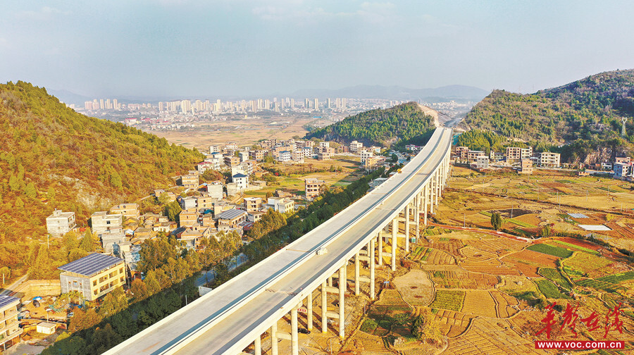 桂新高速主线全幅贯通