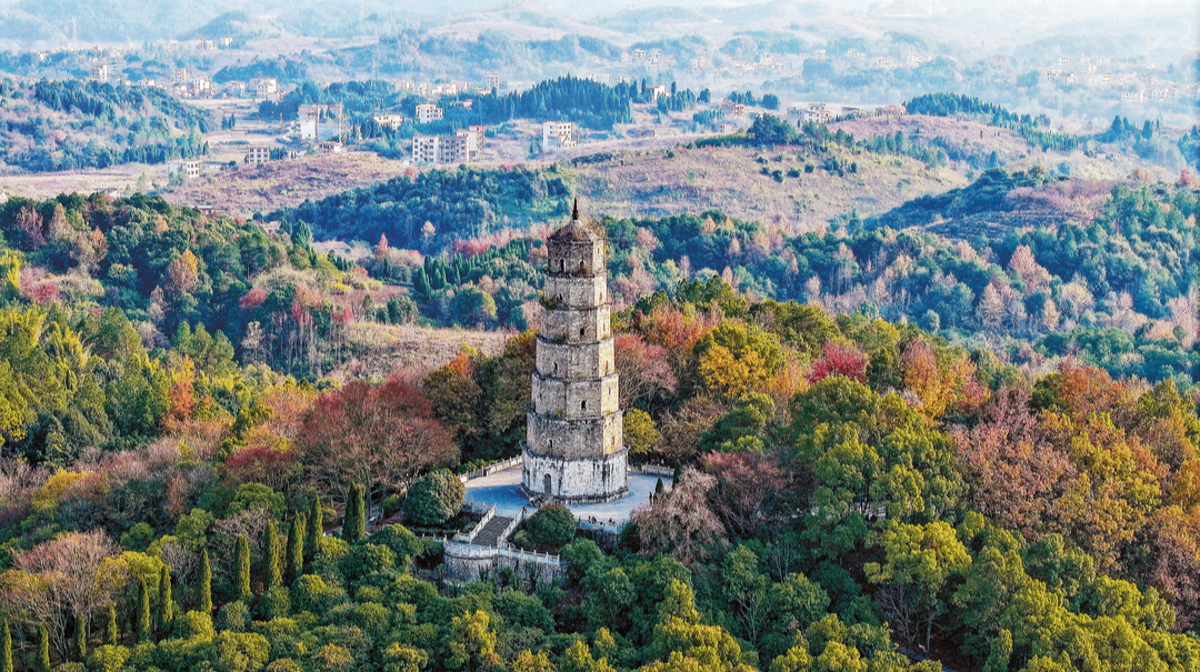 层林尽染映古塔