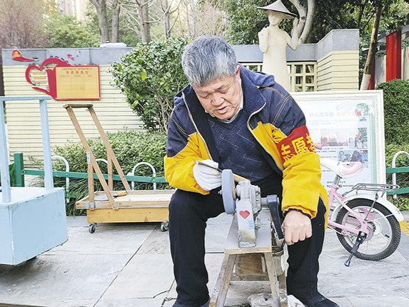 退休十年，他为邻里义务磨刀2万把