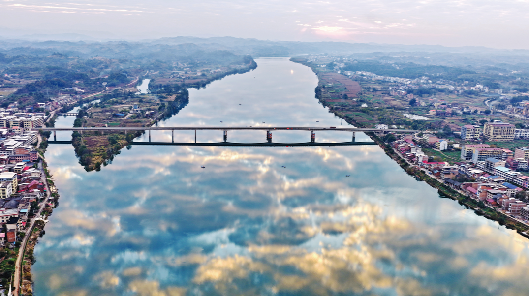 彩云碧水映民居