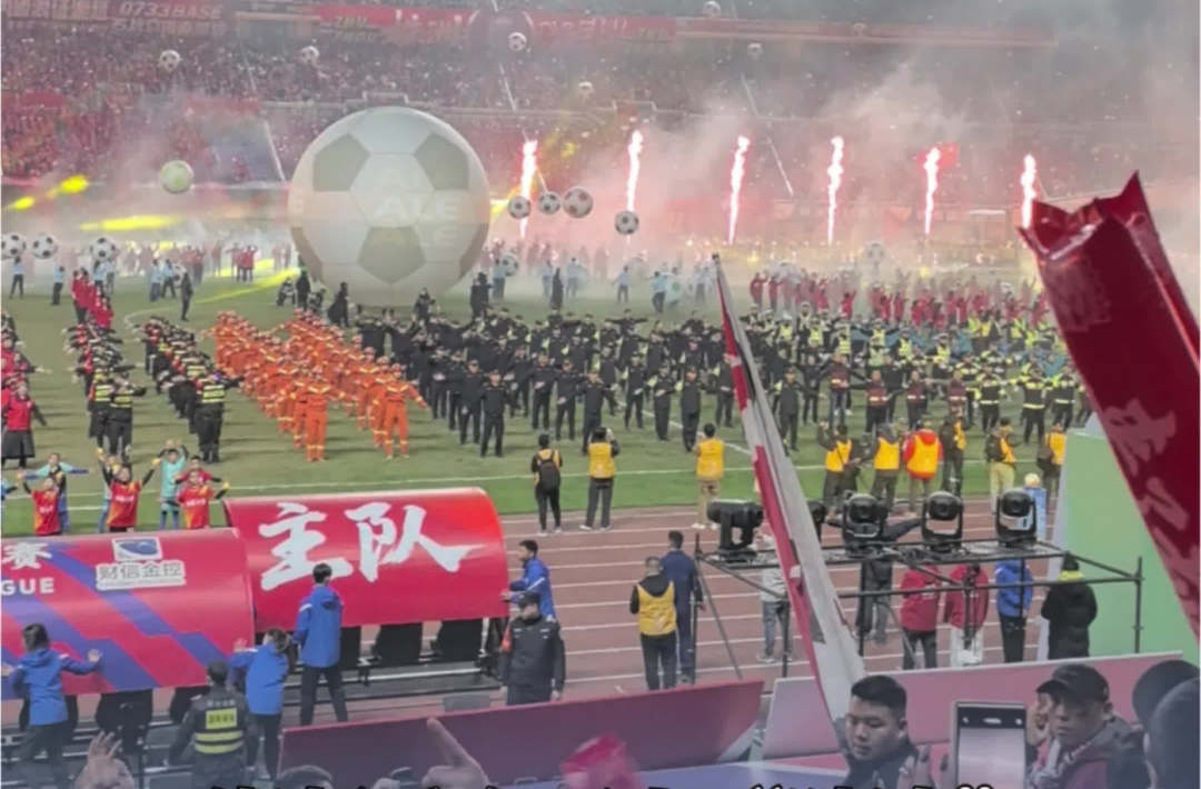 湘超看臺萬人“蹦迪”“株隊(duì)友”太會玩了