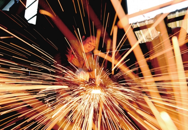 年末赶订单 企业忙生产