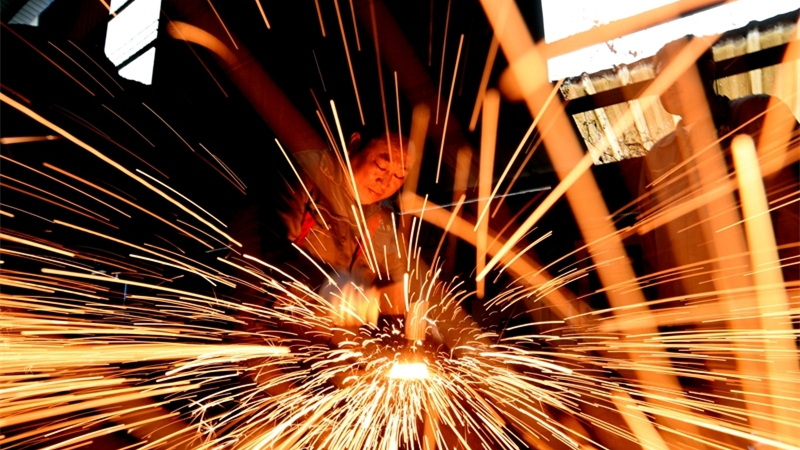 年末赶订单 企业忙生产