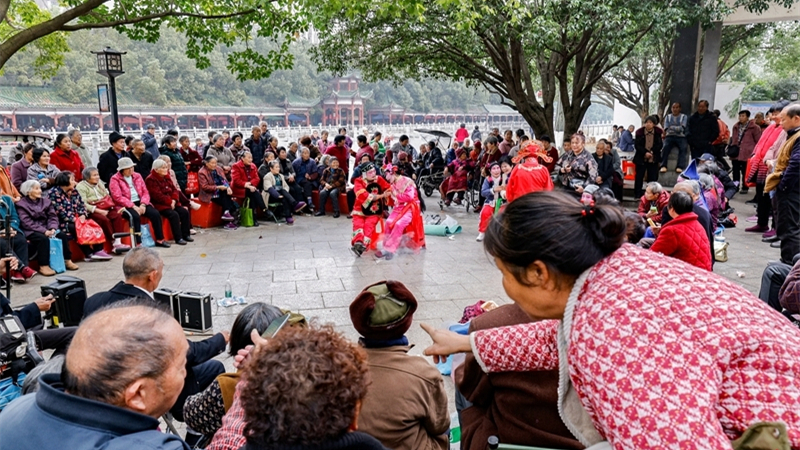 文艺展演进社区