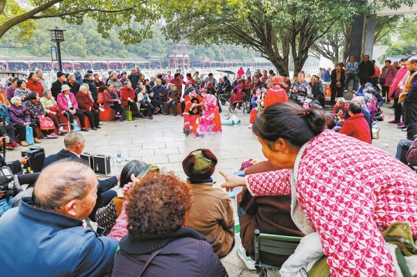 文艺展演进社区