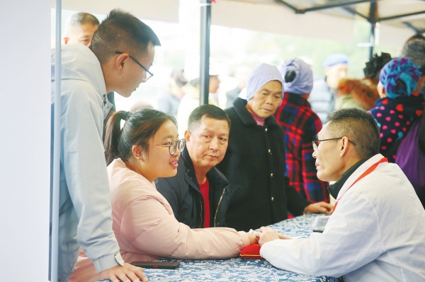 侗医义诊惠民生