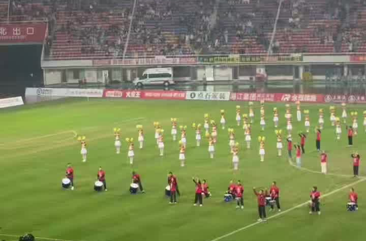 湘A军团球迷获赠“湘超”长沙队12号球衣