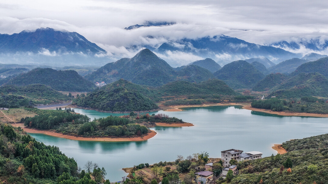 雨后云雾漫青山