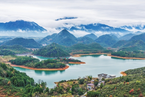 雨后云雾漫青山