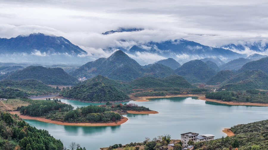 雨后云雾漫青山