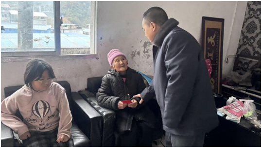 情系困难学子 走访传递温情：龙山县第二小学开展家庭经济困难学生走访慰问活动