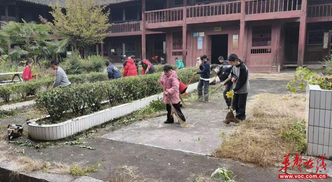 助力文化遗产保护 隆回县六都寨镇朝阳小学组织学生清扫文物楼