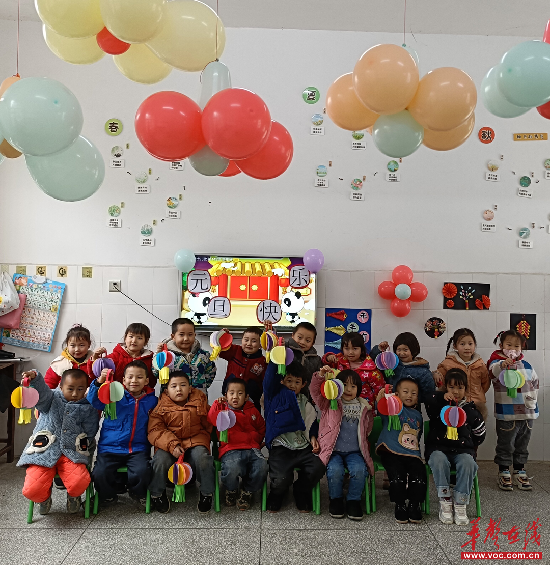 隆回县桃花坪街道幼儿园开展“巧手制灯笼 快乐迎元旦”活动