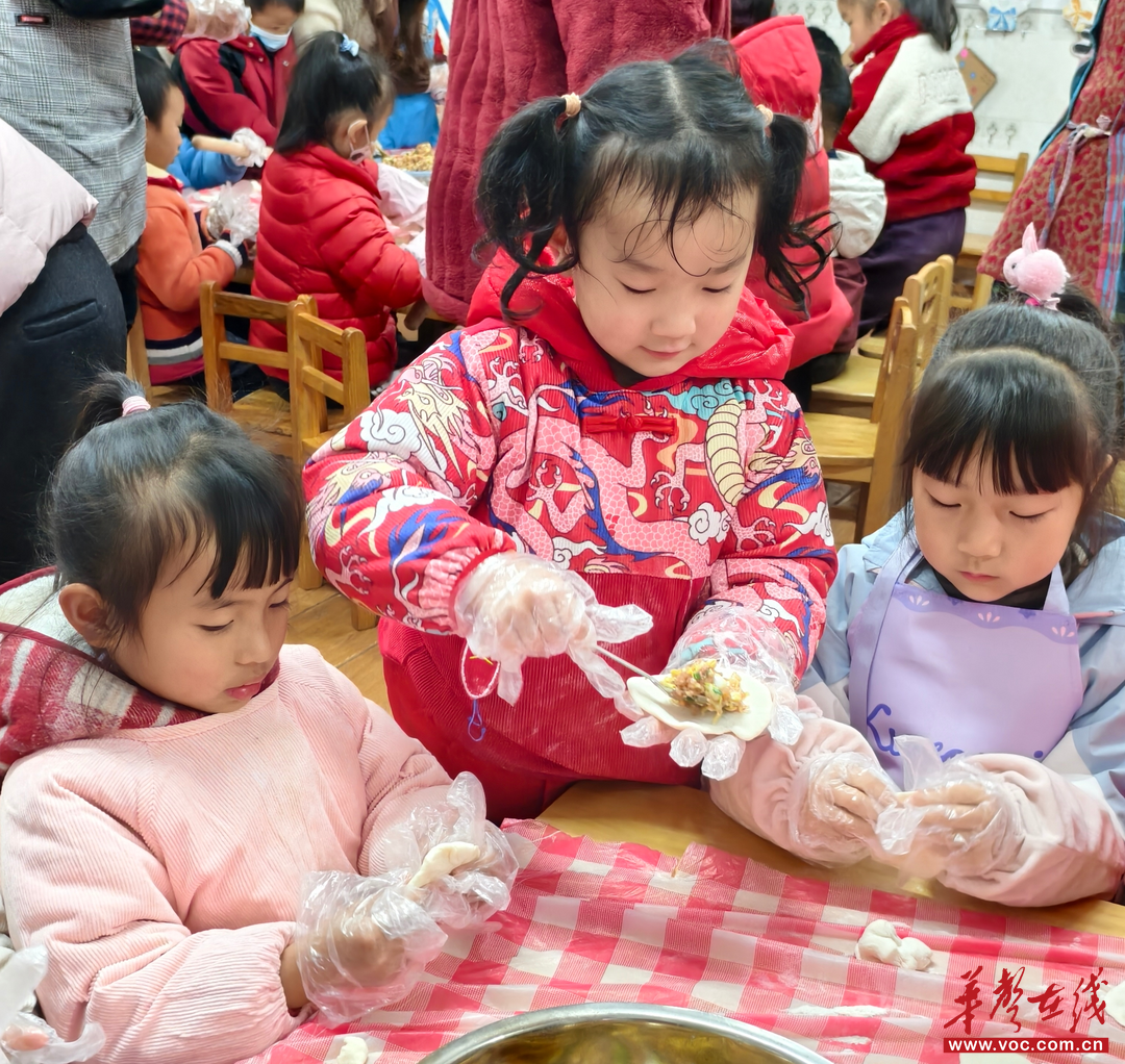 芷江一幼元旦狂欢：萌娃玩转火锅饺子 寻味新年乐不停