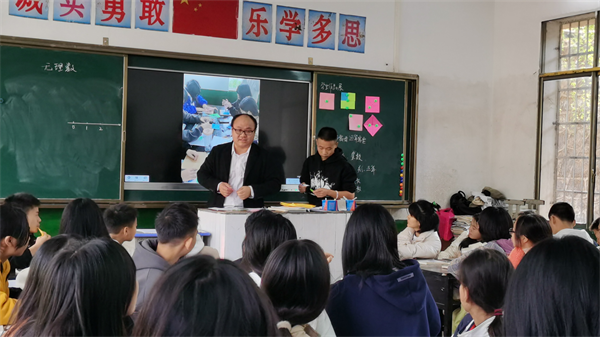 笔尖藏匠心 讲台育繁花 颜林锋的教育修行之路