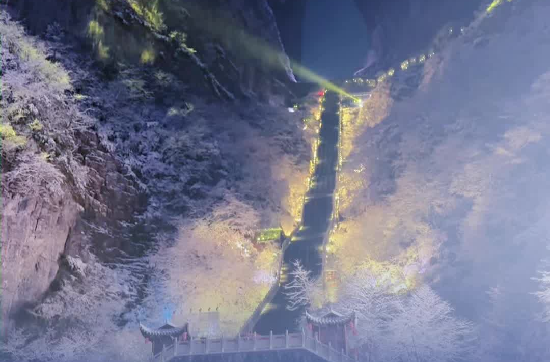 張家界雪落天門洞，南方的浪漫一點都不含糊