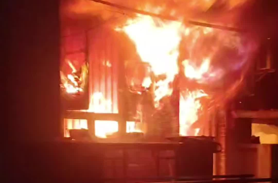 驚險！老人忘關電暖器引發火災，消防員緊急救援