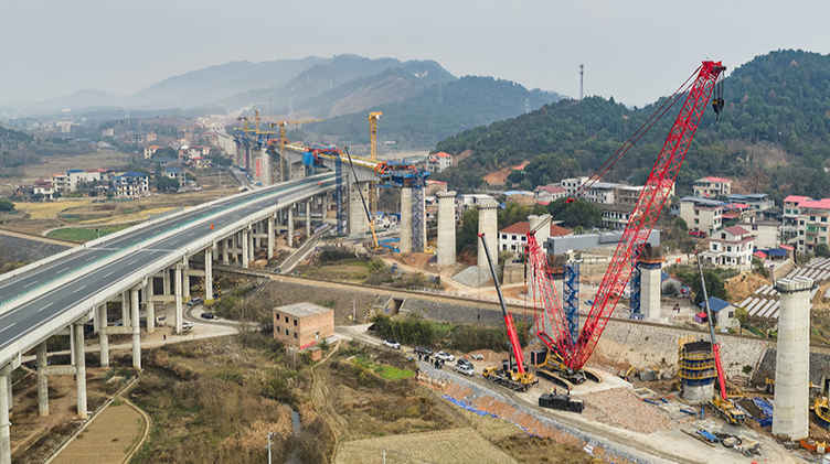 邵永高铁跨芦洪江特大桥钢盖梁完成架设