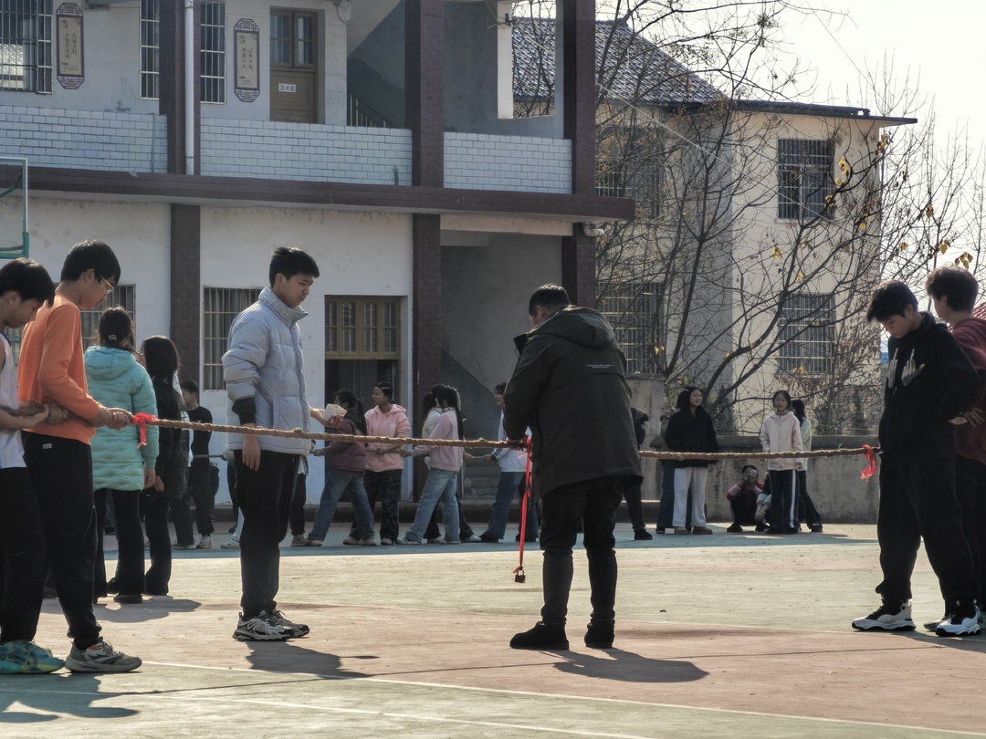 凝心聚力展風(fēng)采 鄉(xiāng)村校園競(jìng)風(fēng)流——田家渡中學(xué)拔河比賽順利落幕