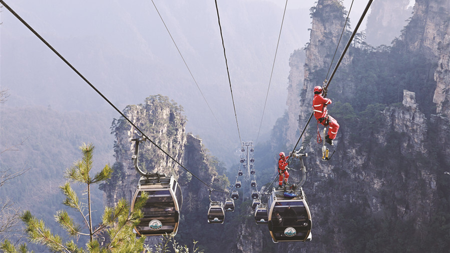 天子山索道开展高空救援演练