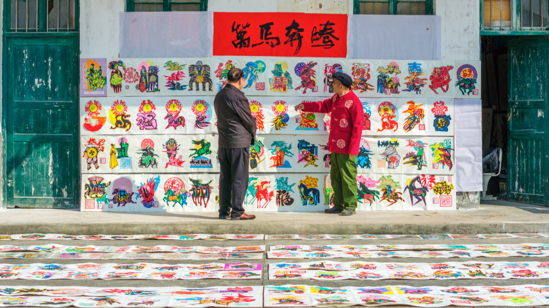 非遗剪纸《万马奔腾》迎新年