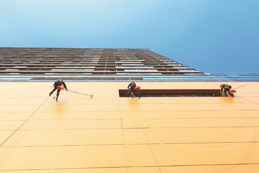 ​城市“蜘蛛侠”　擦亮“天际线”