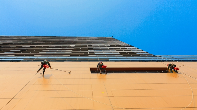 ​城市“蜘蛛侠”　擦亮“天际线”