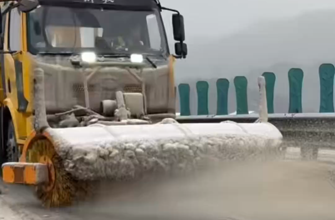 湘西北降雪结冰，高速部门对部分车辆采取限行措施｜战寒潮