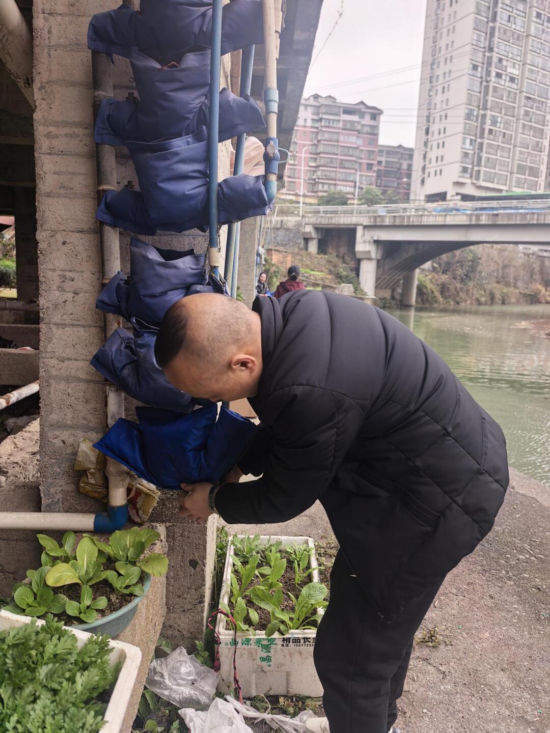 绥宁县自来水公司为水表“添衣御寒” 筑牢冬季用水“温暖防线”