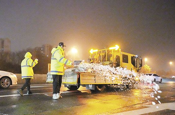 出动2.39万人次 撒盐709.7吨 长沙多部门联动筑牢“防冻墙”