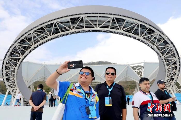 海南封關(guān)滿月看變化：國際記者點(diǎn)贊免簽入境“新體驗(yàn)”