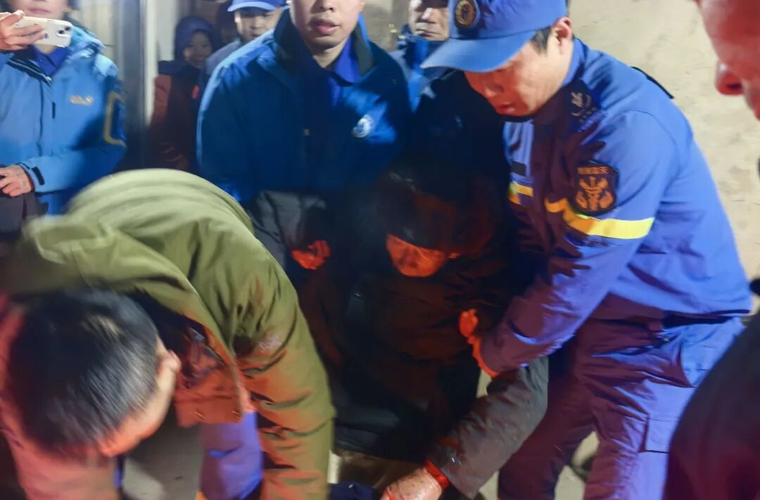冰雪天82岁老人走失一夜，岳麓蓝天救援队紧急救援｜战寒潮