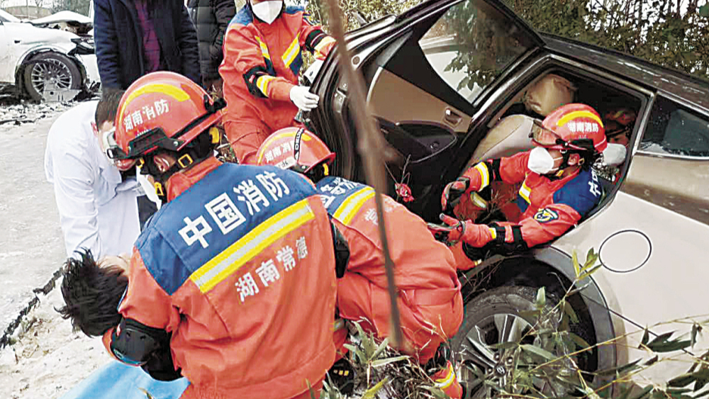 冰雪中的紧急救援