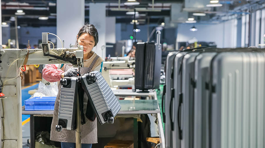 箱包小镇生产忙