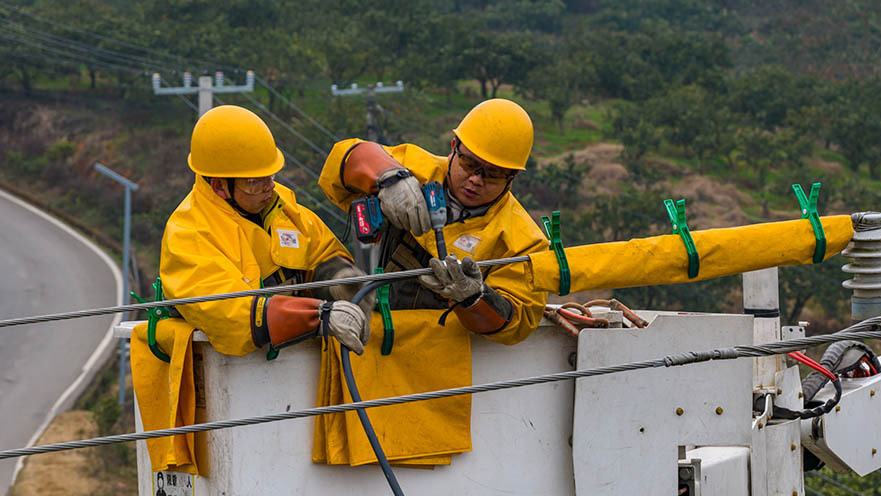 带电作业护暖冬