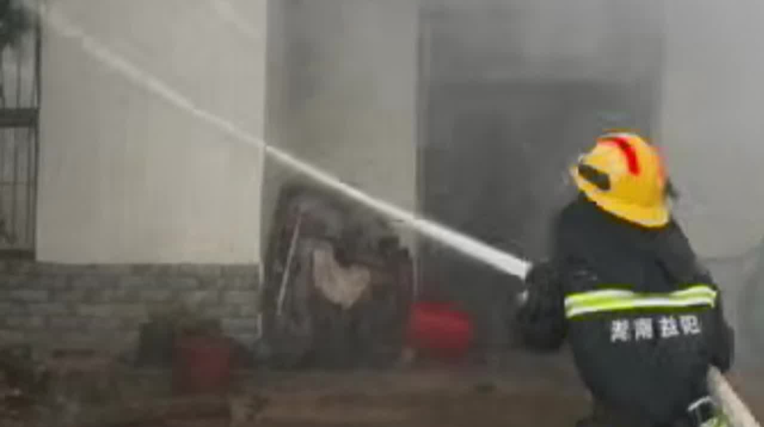私拉电线酿火灾，消防员紧急扑救