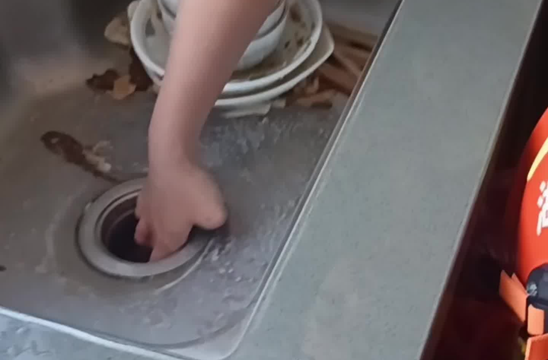 厨房水槽“咬”住手指，消防员精准施救